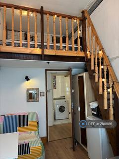 Studio to rent, Hogarth Rd, London, SW5