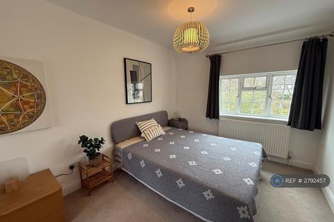 1 bedroom in a house share to rent, Avalon Road, London, W13