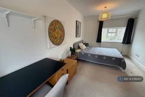 1 bedroom in a house share to rent, Avalon Road, London, W13