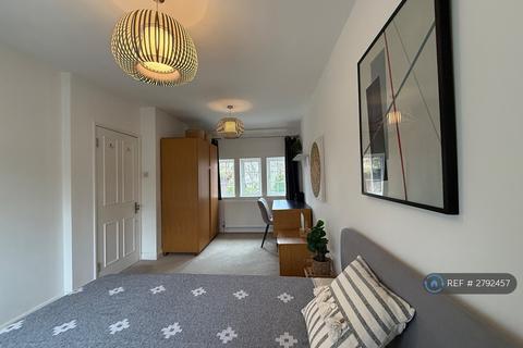 1 bedroom in a house share to rent, Avalon Road, London, W13