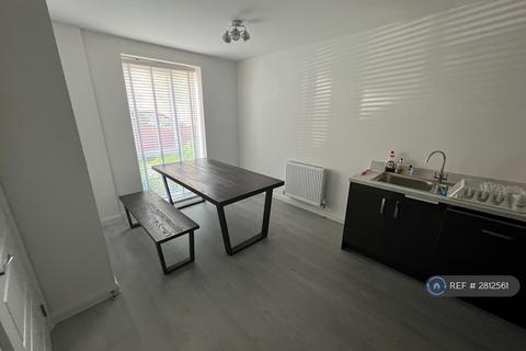 3 bedroom flat to rent, Claude Avenue, London, NW9