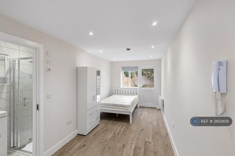 Studio to rent, Coleridge Road, Ashford, TW15