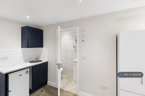 Studio to rent, Coleridge Road, Ashford, TW15