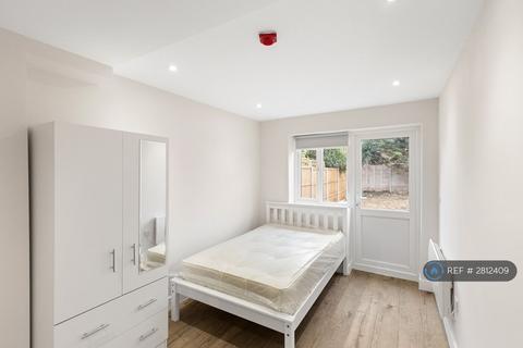 Studio to rent, Coleridge Road, Ashford, TW15