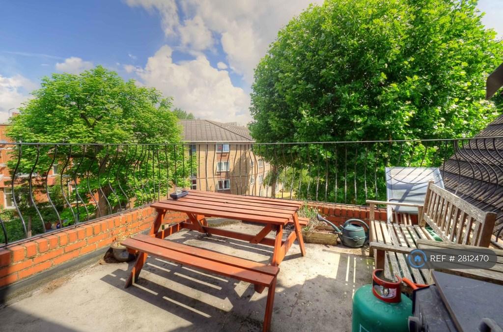 Private Roof Terrace - Tenant's Furniture