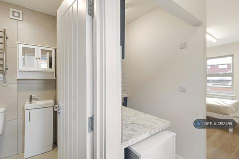 Studio to rent, Cambridge Road, Hounslow, TW4