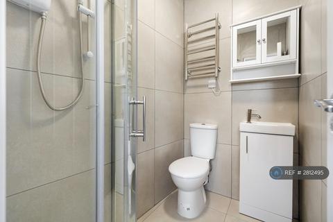Studio to rent, Cambridge Road, Hounslow, TW4