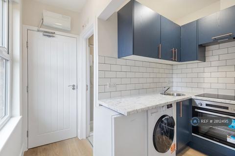 Studio to rent, Cambridge Road, Hounslow, TW4