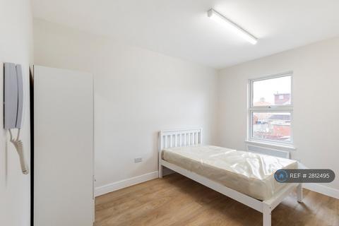 Studio to rent, Cambridge Road, Hounslow, TW4