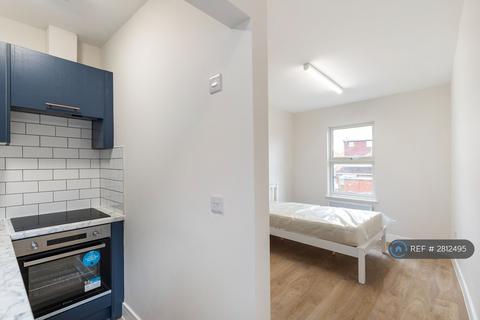 Studio to rent, Cambridge Road, Hounslow, TW4