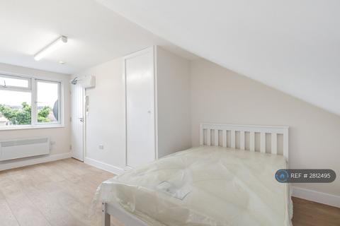 Studio to rent, Cambridge Road, Hounslow, TW4