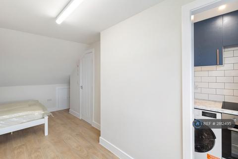Studio to rent, Cambridge Road, Hounslow, TW4