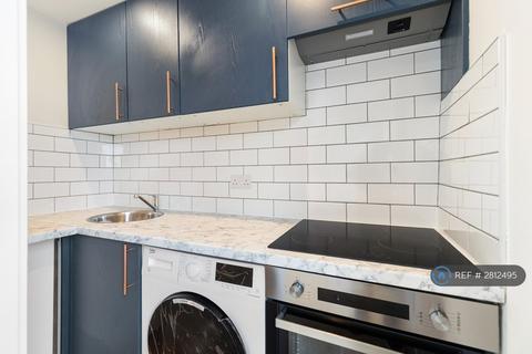 Studio to rent, Cambridge Road, Hounslow, TW4