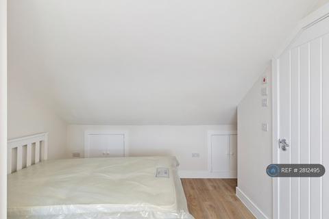 Studio to rent, Cambridge Road, Hounslow, TW4