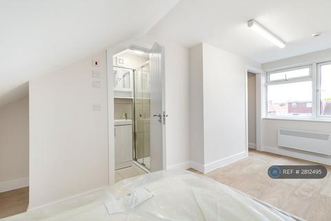 Studio to rent, Cambridge Road, Hounslow, TW4