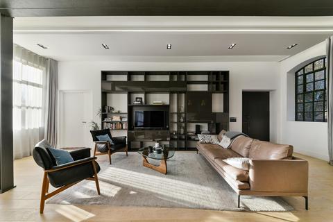 3 bedroom flat to rent, Mandeville Courtyard, 142 Battersea Park Road, London SW11