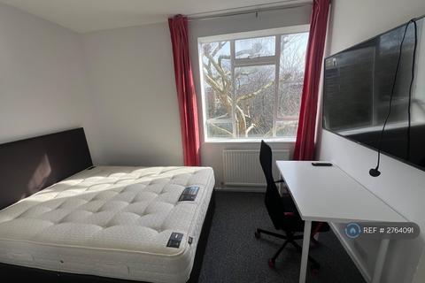 3 bedroom flat to rent, Exeter House, London, W2