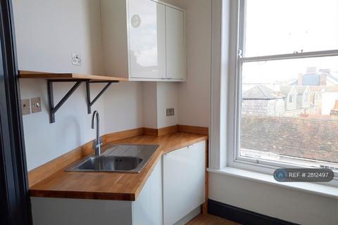 2 bedroom flat to rent, Carlton House, Southsea, PO5