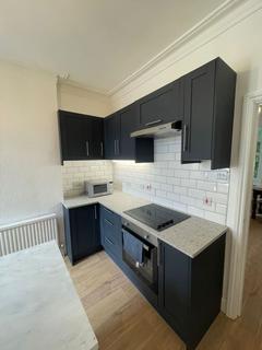 3 bedroom flat to rent, London Road, Tooting, Mitcham, CR4