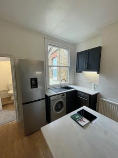 3 bedroom flat to rent, London Road, Tooting, Mitcham, CR4