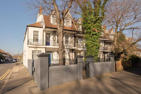 3 bedroom flat to rent, London Road, Tooting, Mitcham, CR4