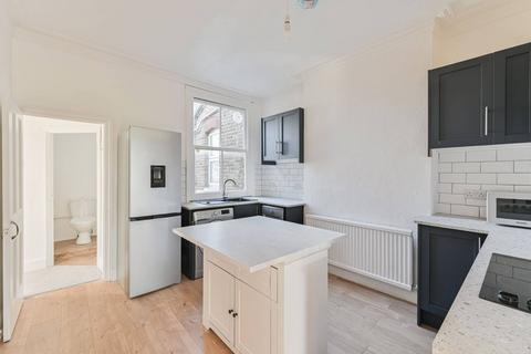 3 bedroom flat to rent, London Road, Tooting, Mitcham, CR4