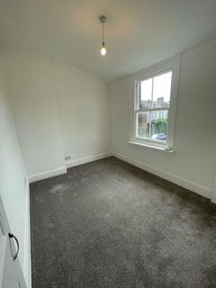 3 bedroom flat to rent, London Road, Tooting, Mitcham, CR4