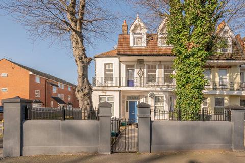 3 bedroom flat to rent, London Road, Tooting, Mitcham, CR4