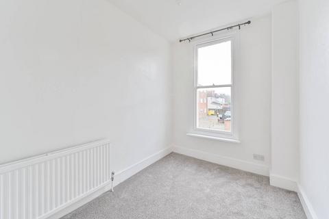 3 bedroom flat to rent, London Road, Tooting, Mitcham, CR4