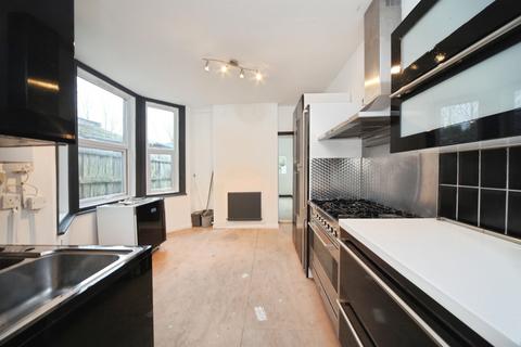 3 bedroom terraced house for sale, Lyndhurst Road, Luton