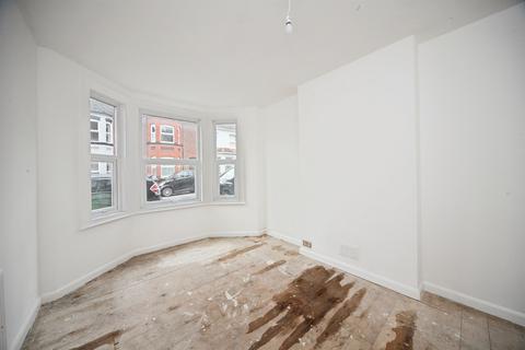 3 bedroom terraced house for sale, Lyndhurst Road, Luton