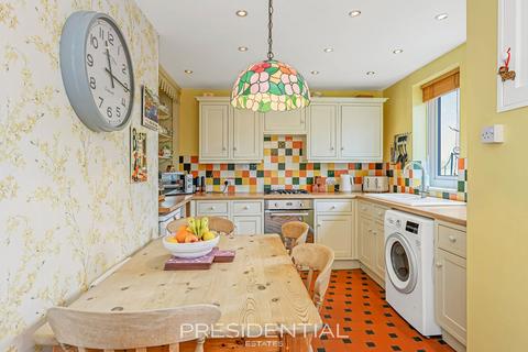 3 bedroom end of terrace house for sale, Grosvenor Drive, Loughton IG10