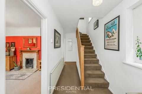 3 bedroom end of terrace house for sale, Grosvenor Drive, Loughton IG10
