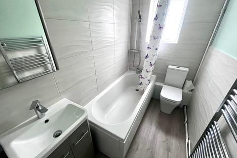 3 bedroom apartment to rent, Central Drive, Bilston