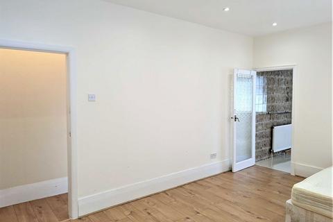 3 bedroom flat to rent, Wykeham Road, London NW4