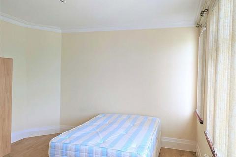 3 bedroom flat to rent, Wykeham Road, London NW4
