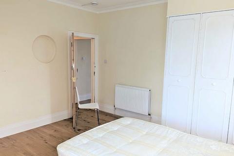 3 bedroom flat to rent, Wykeham Road, London NW4