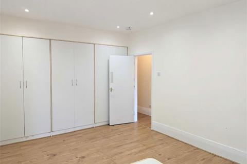 3 bedroom flat to rent, Wykeham Road, London NW4