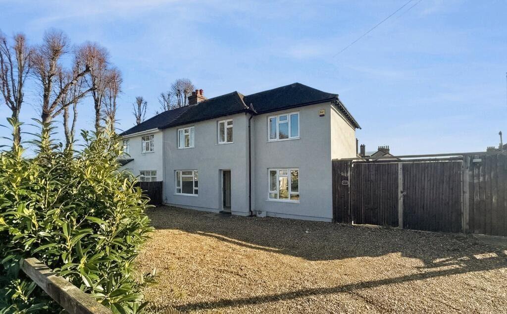 3 bed semi-detached house to rent Haven Close, Si