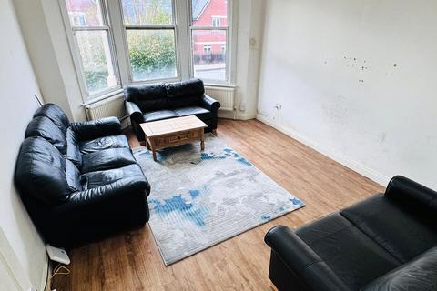 3 bedroom apartment to rent, London, London NW10