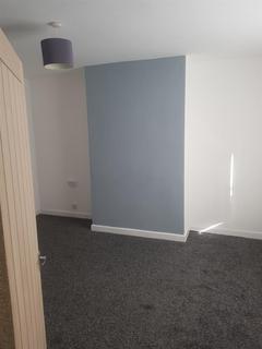 3 bedroom semi-detached house to rent, Laycock Avenue, Bolton