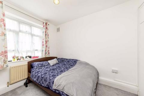 3 bedroom flat to rent, Fayland Avenue, London SW16