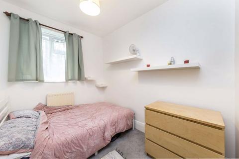 3 bedroom flat to rent, Fayland Avenue, London SW16