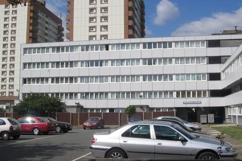 3 bedroom flat to rent, Biscoe Close, Heston, Hounslow TW5