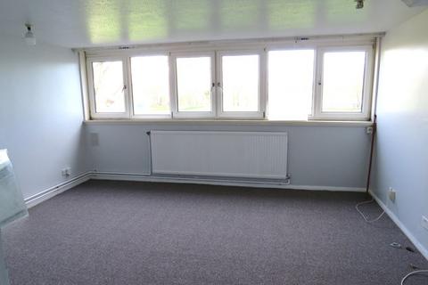 3 bedroom flat to rent, Biscoe Close, Heston, Hounslow TW5