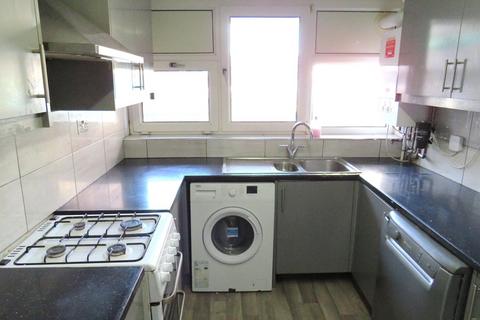 3 bedroom flat to rent, Biscoe Close, Heston, Hounslow TW5
