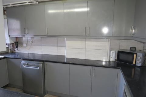 3 bedroom flat to rent, Biscoe Close, Heston, Hounslow TW5