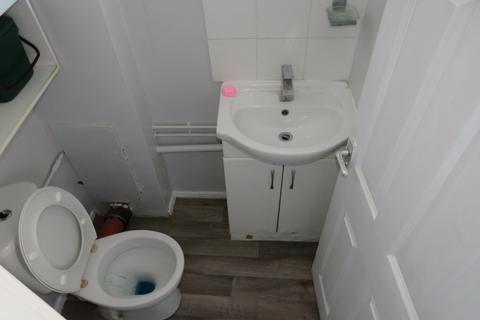 3 bedroom flat to rent, Biscoe Close, Heston, Hounslow TW5