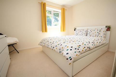 2 bedroom end of terrace house to rent, Ashbury Crescent, Merrow Park