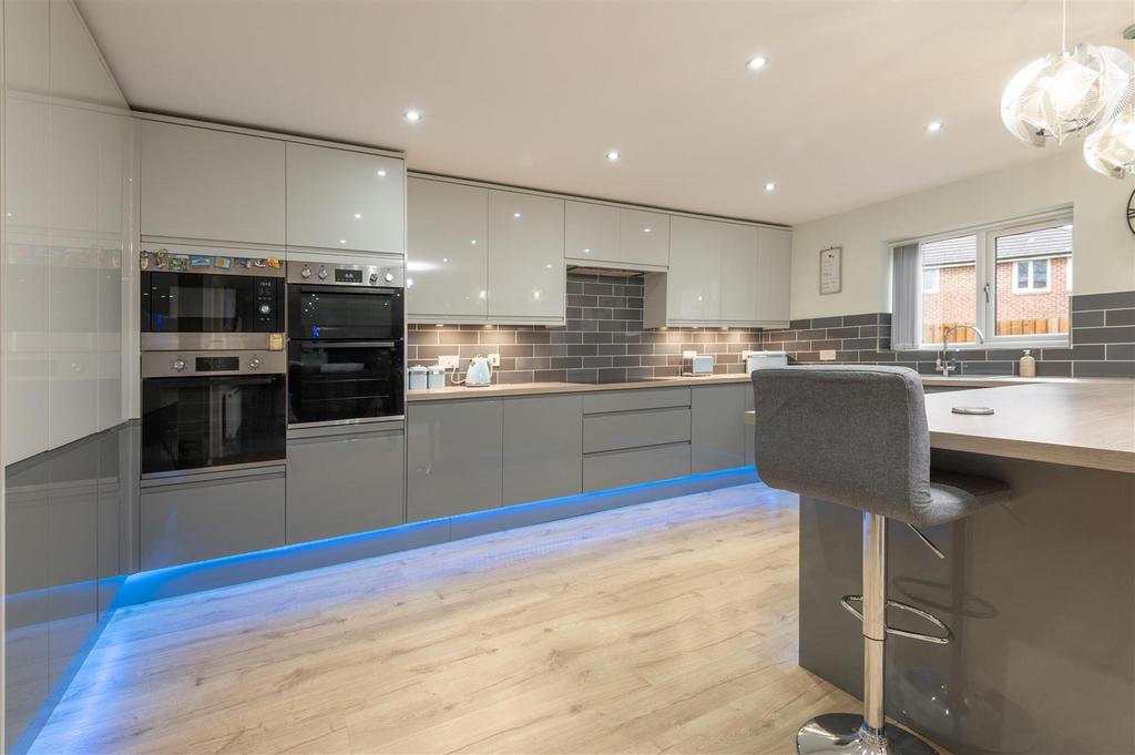 Lounge/Kitchen